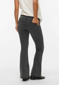 Hallid lehenevad teksad veidi kulunud tekstuuriga, millel on kaks tagat taskut ja keskmise kõrgusega vöökoht, kombineeritud heledavärvilise ülaosaga.