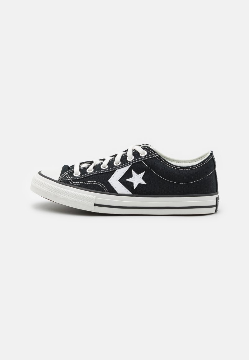 Sorte kanvas sneakers med hvite accenter, med en stjernelogo, klassisk gummitåhette, hvite snørebånd og stripete såledetaljer.