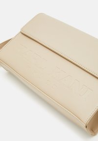 Karl Kani RETRO - Ledvinka - taupe