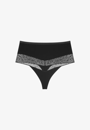 Czarna wysokowcinana stringi z koronkowym paskiem w kształcie litery V z przodu, ozdobionym kwiatowym wzorem.