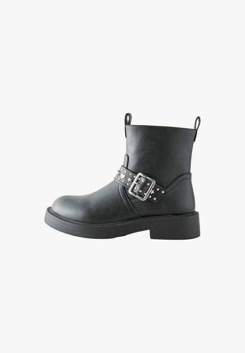 Schwarzer Knöchelstiefel mit flacher Sohle, dekorativem Riemen mit Metallsternen und Nieten und einer quadratischen silbernen Schnalle.
