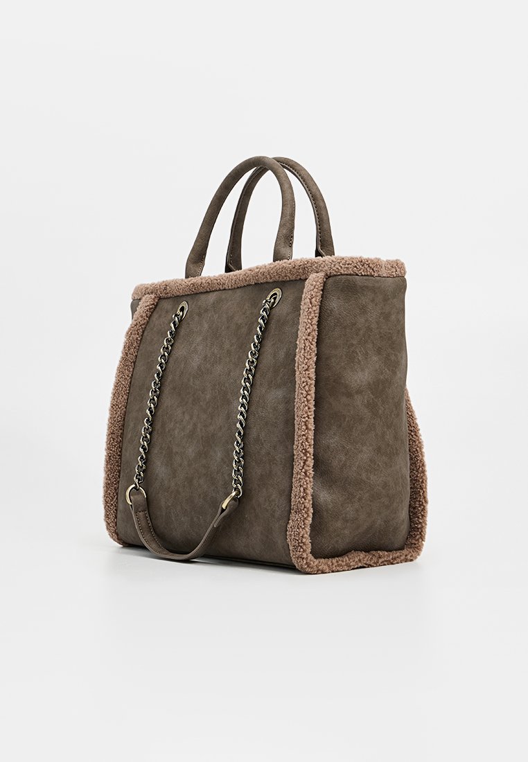 Sac fourre-tout en faux cuir marron avec une bordure texturée beige, des poignées en chaîne et une forme structurée. Caractéristiques en matériau doux et détails contrastants.