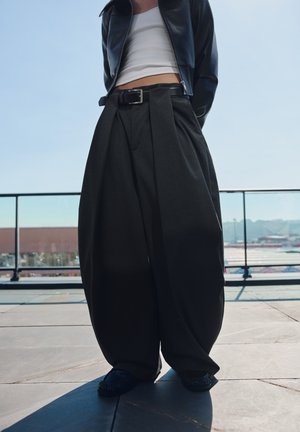 PULL&BEAR, HIGH-WAIST BARREL PLEATED WITH BELT - TROUSERS - Pantalon classique - dark grey
