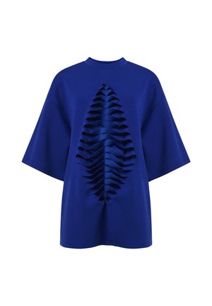 Blauwe oversized t-shirt met korte mouwen, voorzien van een textuur aan de voorkant met gelaagde ruches, wat zorgt voor een opvallend designcontrast.