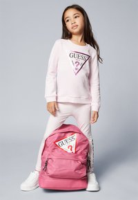 Guess CORE UNISEX - Nahrbtnik - juicy pink