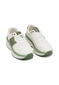 Sneaker bianchi con un accento verde texture sul lato, punta rotonda, design con lacci e suola spessa. Presenta fori per i lacci e cuciture in contrasto.