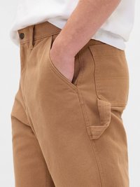 Χακί παντελόνια με σταθερή εφαρμογή, διαθέτουν πλαϊνή τσέπη, κανονικές μπροστινές τσέπες και στιβαρή υφή υφάσματος.