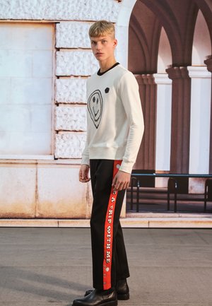 TAKE A TRIP PANTS - Pantalon de survêtement - black