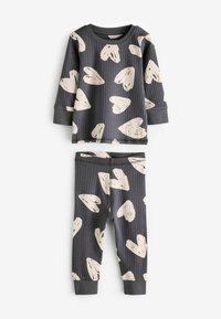 Set di pigiama a due pezzi grigio a coste con motivi a cuore crema. Maglietta a maniche lunghe con colletto rotondo; pantaloni coordinati con cintura elastica.