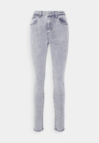 Ljust grå denimjeans med hög midja, rak benprofil, fem fickor och kontrastsömmar. Har en knappgylf och fransade kanter.
