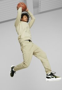 Puma PIVOT CREW EMB BASKETBALL - Maglione - granola