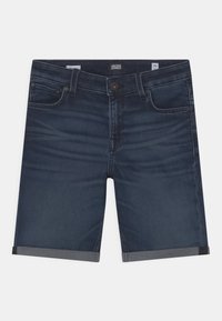 Pantalones cortos de mezclilla oscura con dobladillo enrollado, con cierre de botón y diseño de cinco bolsillos. Textura suave, ajuste regular y mínimo desgaste.
