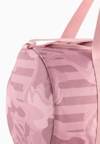 Ροζ κυλινδρική τσάντα με μοτίβα ριγέ και αφηρημένα σχήματα, με φερμουάρ και διπλές υφασμάτινες λαβές.