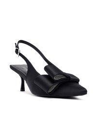 Pompe slingback en satin noir avec un bout pointu, ornée d'un grand nœud avec des accents métalliques et un talon aiguille.