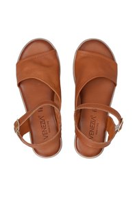 Braune Leder-Sandalen mit einem offenen Zehendesign, überkreuzten Riemen, verstellbarem Knöchelriemen und einer flachen Gummisohle.