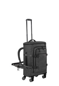 Rollender schwarzer Stoff-Rucksack mit gepolsterten Gurten, zwei vorderen Reißverschlusstaschen und ausziehbarem Griff. Verfügt über vier laufruhige Rollen für Mobilität.