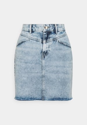 Lichtblauwe denim minirok met hoge taille, knoopsluiting, diagonale voorkantenzakken en rafelige zoom.