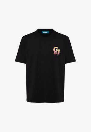 T-shirt nera a maniche corte con piccolo testo colorato "Go for it" e logo faccina sorridente sul petto sinistro, etichetta del marchio Barrow sul colletto.