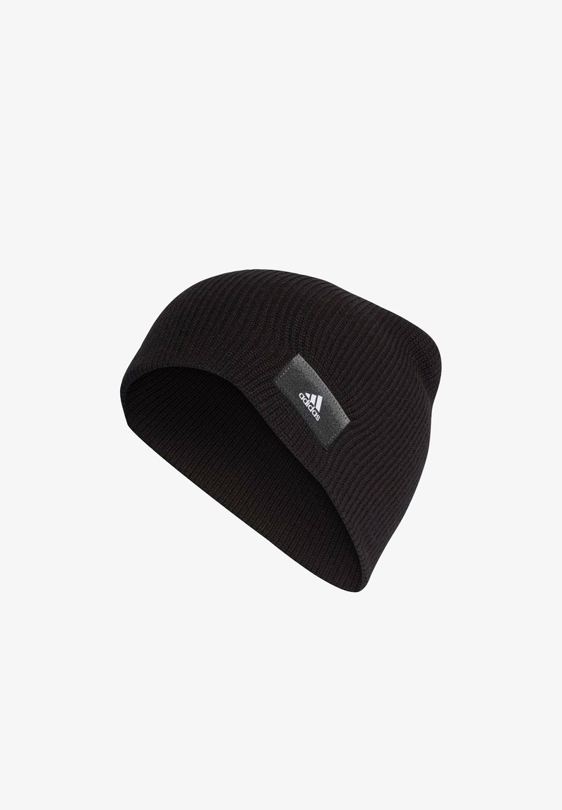 Gorro de punto negro con textura acanalada y borde doblado, que presenta una etiqueta rectangular negra con el logo blanco de "adidas".