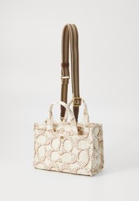 COACH MAXI SIGNATURE CARGO TOTE - Borsa a mano - sand