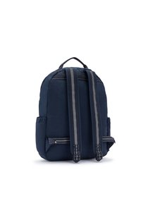Sac à dos en nylon navy avec deux bretelles rembourrées à rayures grises, une poignée supérieure et une poche avant zippée, ainsi que deux poches latérales.