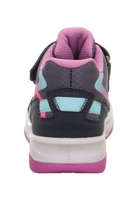 Dětská sportovní obuv z pohledu zezadu, s růžovou, modrou a černou barvou, bílou podrážkou a růžovým vnitřním podšíváním.