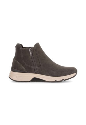 Donkergrijze suède enkellaars met zijrits en beige gevoerde zool, ontworpen voor casual gebruik en gemakkelijk aan- en uittrekken.