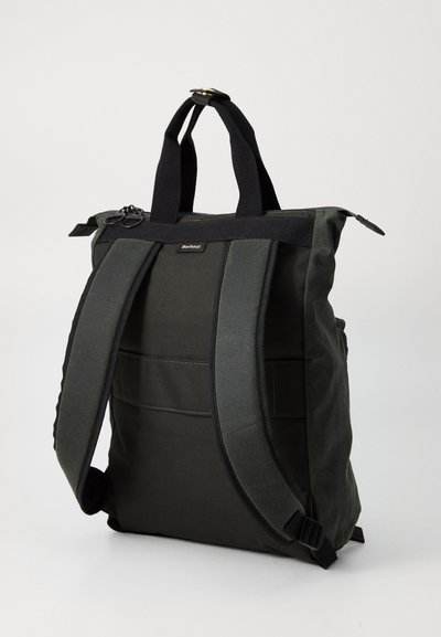 Sac à dos Barbour vert foncé et noir avec des bretelles rembourrées, deux poignées supérieures et une fermeture zippée sur fond blanc.