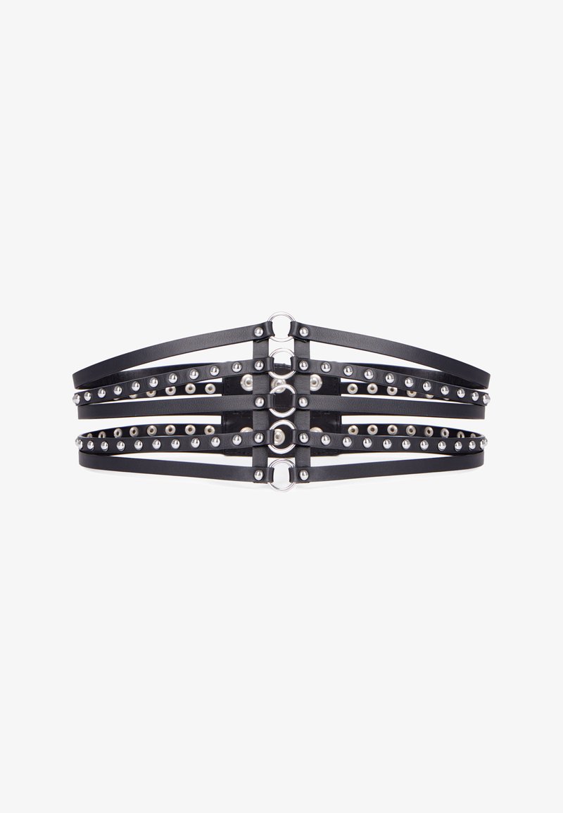 Zwarte leren korsetriem met meerdere horizontale banden, zilveren studs en ronde zilveren bevestigingshardware in het midden.