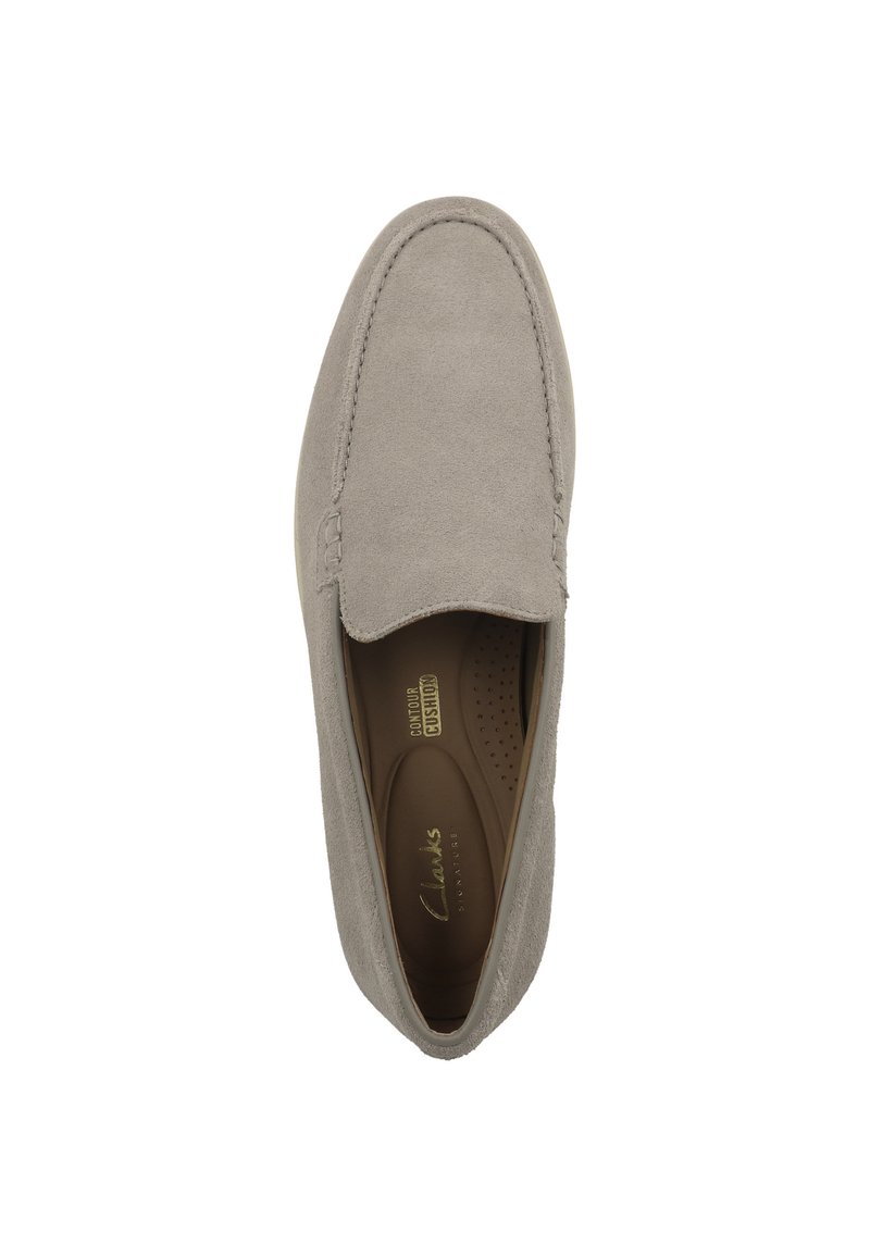Mocassin en daim gris clair à enfiler, avec un bout arrondi et une semelle intérieure rembourrée, vu de dessus sur fond blanc.