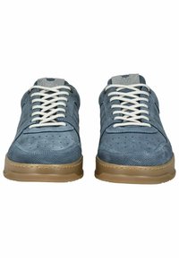 Modré semišové tenisky s perforovaným designem, kontrastní gumovou podrážkou a plochými tkaničkami. Šedé akcenty na jazyku a detailech loga.