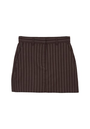 Mini gonna marrone scuro con righe verticali bianche, passanti per cintura e tasche laterali, adagiate su uno sfondo bianco.