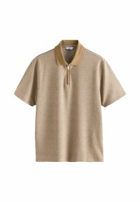 Polo de manga corta beige con un patrón texturizado, que presenta un collar marrón claro y una media cremallera en el cuello.
