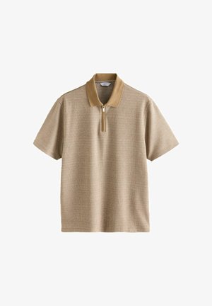 Beige kortærmet polo skjorte med et tekstureret mønster, der har en lysebrun krave og en halvlåse ved halsen.