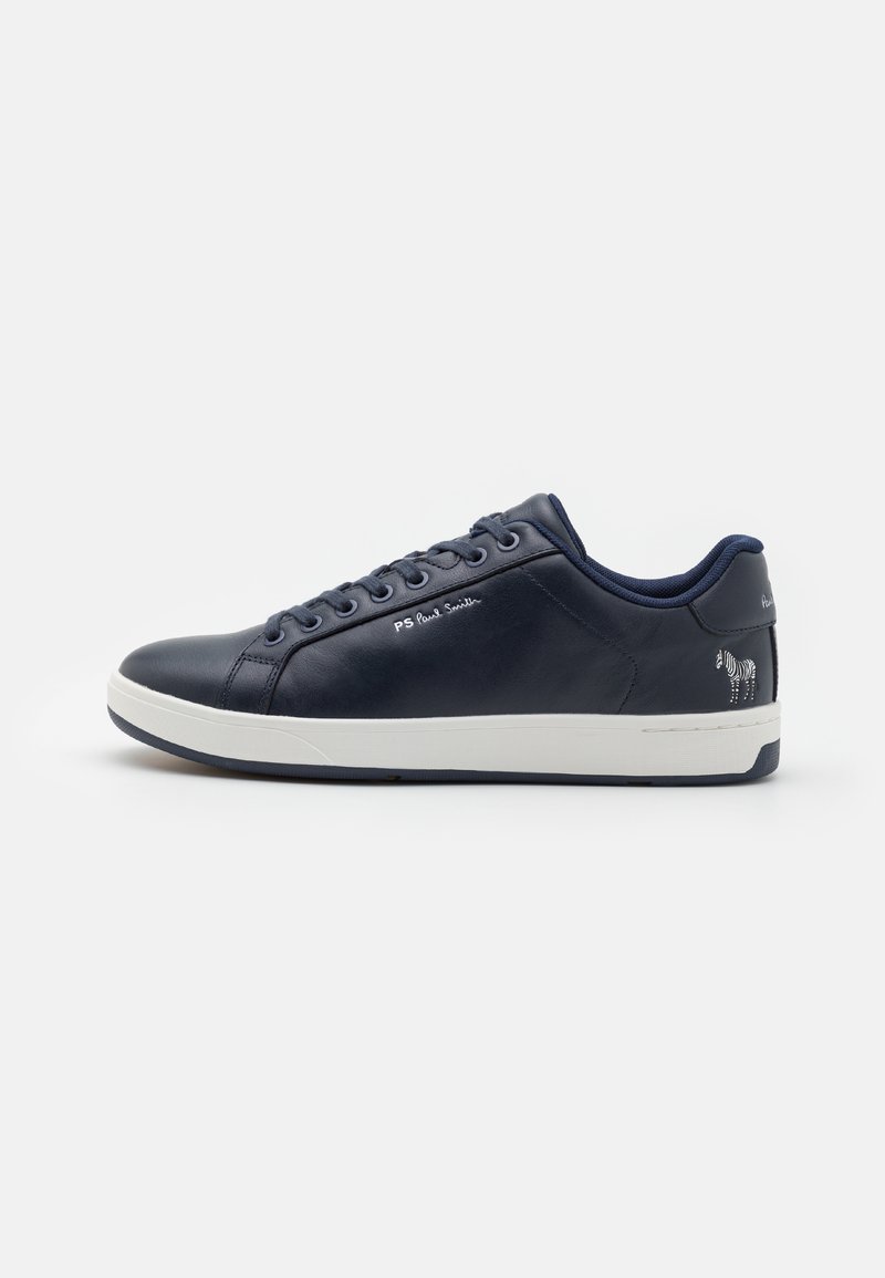 Marinblå lädersneaker med vit gummisula, snörningsdesign och silverpräglad logotyp samt zebramönster på hälen. Slät yta.