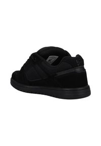 Sneaker negru cu un superior din suede și plasă, guler căptușit și talpă din cauciuc. Include branding pe călcâi și pe partea laterală.