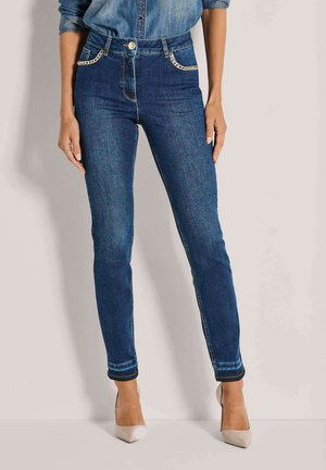 Slim-Fit blaue Jeans aus Denim mit hoher Taille, ausgestattet mit einem Kettenakzent an den Vordertaschen und einem taillierten Schnitt.