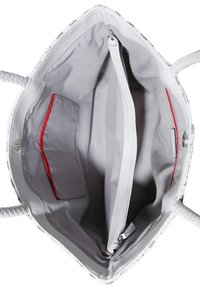 Intérieur d'un sac tissé blanc avec une doublure grise, comprenant une poche zippée et une poche ouverte avec un accent rouge. Texture lisse, design spacieux.