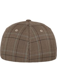 Brunternet cap med en struktureret design, tekstureret stof og kontrasterende lyseblå accenter, samt ventilationshuller på toppen.