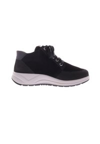 Zwarte suède sneakers met een zachte leren accent, voorzien van een gevoerde kraag, witte tussenzool en zwarte rubberen buitenzool. Vetersluiting.