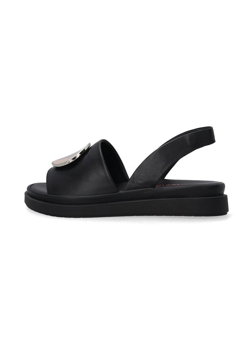 Schwarze Leder-Slingback-Sandalen verfügen über eine glatte Oberfläche, eine runde, offene Zehenpartie, eine dicke Sohle und ein metallisches Detail am Obermaterial.