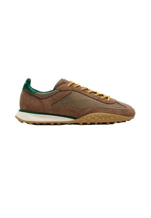 Sneaker bassa marrone e verde con suola testurizzata, lacci gialli e pannelli in suede e pelle, mostrata di profilo su sfondo bianco.