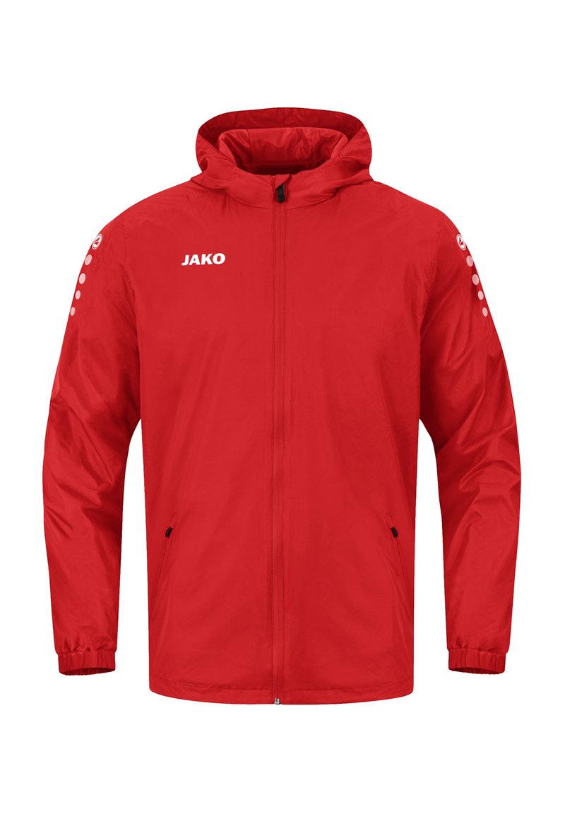 Giacca impermeabile rossa con cappuccio, dotata di zip frontale completa, polsini elasticizzati e logo bianco sul petto. Texture semplice e liscia.