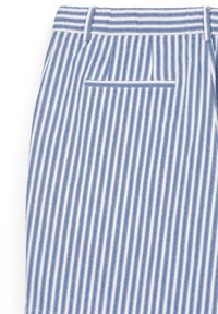 Blau-weiß gestreifter Rock aus leichtem Stoff. Verfügt über einen taillierten Bund und eine Gesäßtasche mit Steppdetails.