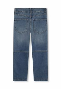 Jean en denim dans un bleu moyen, avec une coupe droite, comportant deux poches arrière et des surpiqûres contrastantes le long des coutures.