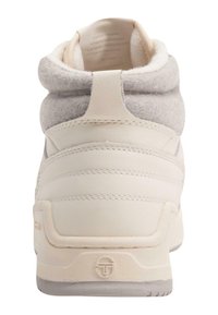 Sneaker bianca in pelle con collo imbottito in feltro grigio, cuciture orizzontali e tallone curvo, suola in gomma strutturata.