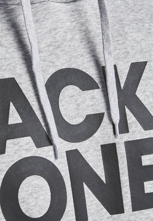 Grauer Hoodie mit großem, schwarzem Druckdesign, verstellbaren Kordeln und weichem, strukturiertem Stofffinish.