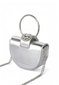 Borsa a tracolla in metallo argentato con forma arrotondata, decorata con una maniglia ad anello e un fermo impreziosito. Dotata di una tracolla a catena per indossarla a croce.