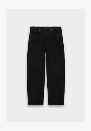Melnas augsta vidukļa taisna stila džinsi ar piecām kabatām, pogu aizdari un jostas cilpām uz baltas fona.