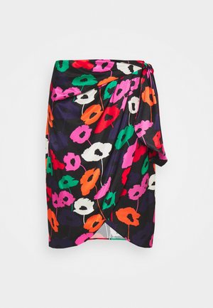 Sort omslagsnederdel med draperet sideknude, der har dristige flerfarvede blomsterprint i pink, rød, orange, grøn, hvid og lilla.